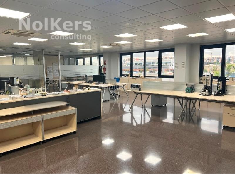 Foto b3d10858-110c-4d1d-8974-a6f4ba40a5b7. Rent industrial building with heating in Granvia LH Hospitalet de Llobregat (L´)