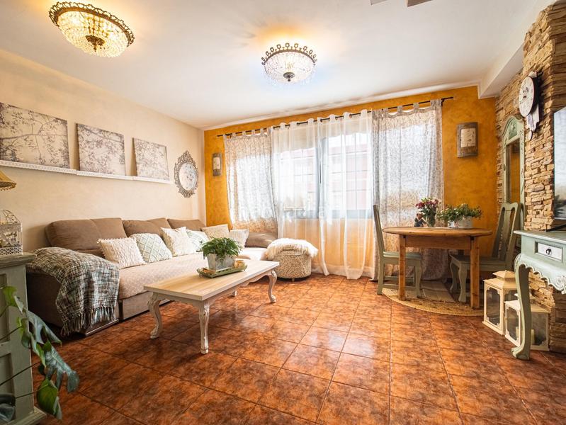 Foto 38d31a21-b788-4b0f-b16a-201d8b382545. Semi detached house with parking in La Gallega Santa Cruz de Tenerife