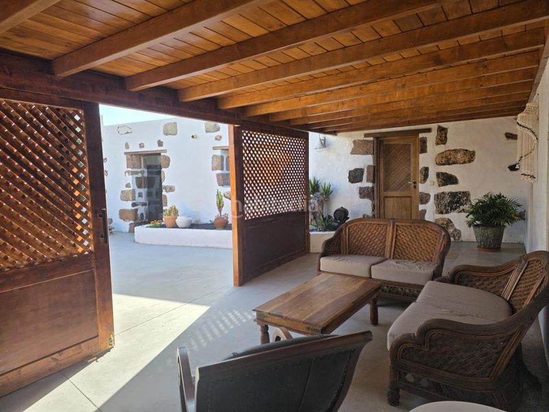 Foto d34c5bff-363e-42a7-9f05-665145cc1466. Casa amb aparcament a Yaiza pueblo Yaiza