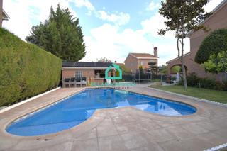 Chalet  Calle lagos de covadonga. Venta de chalet independiente en pioz