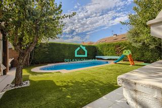 Maison jumelée à Urb. Belvalle. Chalet con piscina en meco
