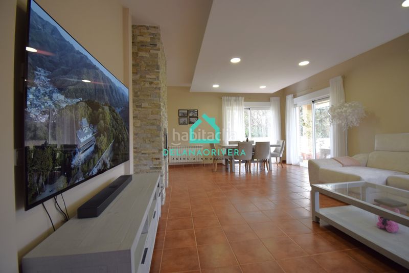 Foto ede7f5e5-d9a9-4527-af3a-5da04d375317. Xalet amb xemeneia calefacció aparcament piscina a Uceda