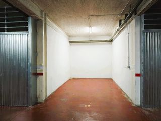 Rent Car parking in Avenida de emilio ortuño 19. Garaje amplio para coche grande o furgoneta en pleno centro de b