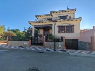 Chalet à Huétor Tájar. Chalet en venta nueva