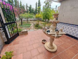 Chalet in Moraleda de Zafayona. Dos casas en una con patio y huerto