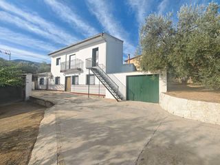 Chalet in Loja. Gran casa con terreno para vivir en una sola planta