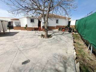 Casa a Huétor Tájar. Chalet con tres viviendas