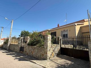 Xalet  Chillaron, museo. Chalet con patio, jardín y cocina campera