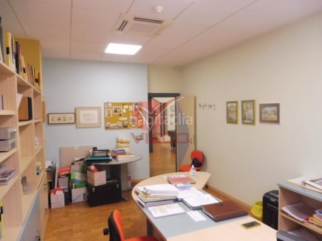 Foto 68fa070d-efa2-40b6-850d-36b2938f7b4d. Local comercial a Centro Cuenca