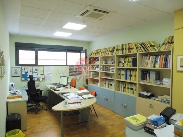 Foto 70c44558-f51f-45e6-a197-897301eced90. Local comercial a Centro Cuenca