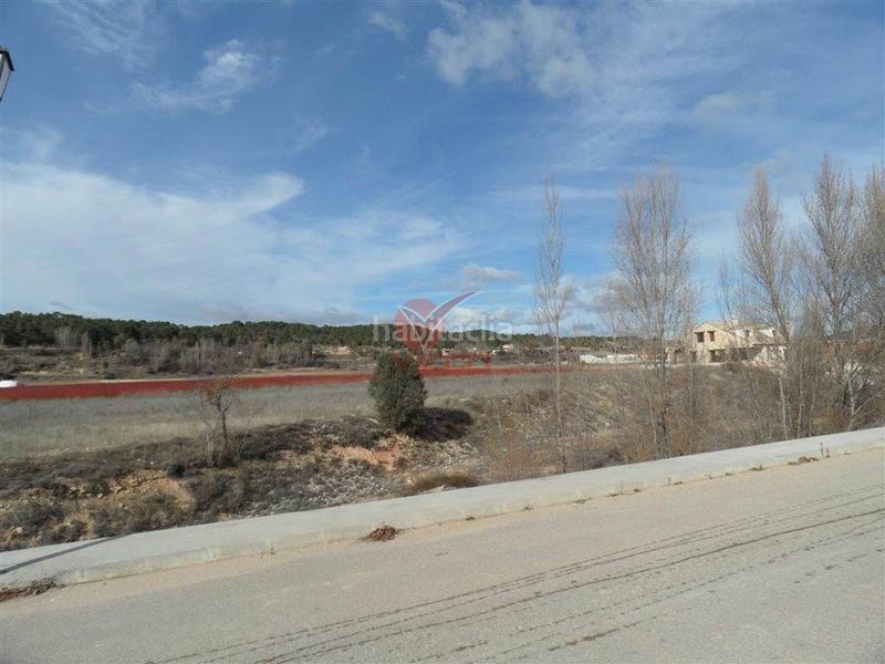 Foto 85d9bffb-5f7b-4527-9753-18661533b87f. Terreno residencial fenomenal solar para chalet. 886 m2,. con excavación de garaje. en esquina en Villalba de la Sierra