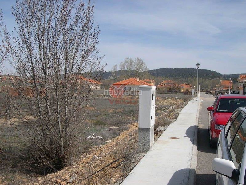Foto e58ee51f-8c05-47fc-9996-626592272503. Terreno residencial fenomenal solar para chalet. 886 m2,. con excavación de garaje. en esquina en Villalba de la Sierra