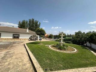 Chalet à Arcas del Villar. Finca con 2 viviendas de 9 habitaciones en parcela de 8.000 m2.