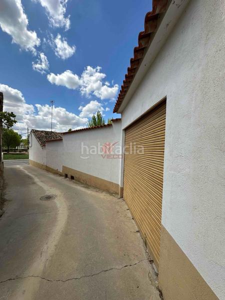 Foto 041917f6-8585-493a-bdc0-7fa3f4311cf2. Casa  independiente en buen uso. amplio jardín. patio y aparcamiento cubierto en Casasimarro