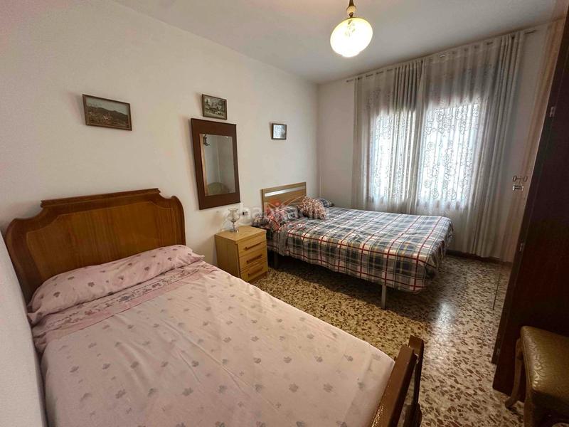 Foto 0f241f89-8411-4c1d-8724-5131986e508c. Casa  independiente en buen uso. amplio jardín. patio y aparcamiento cubierto en Casasimarro