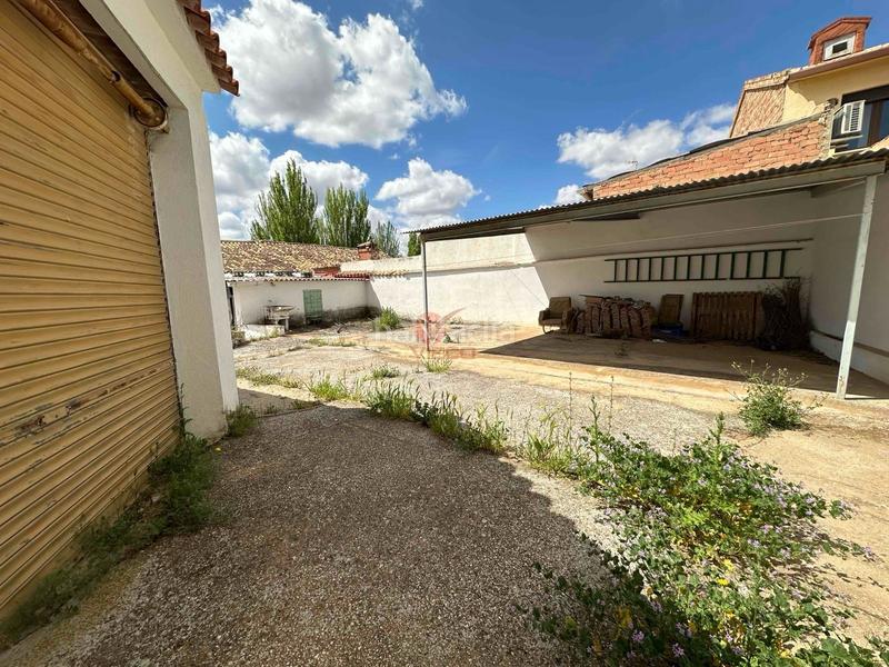 Foto 1441c51e-16b0-4dac-bbb4-c097d5ba28bd. Casa  independiente en buen uso. amplio jardín. patio y aparcamiento cubierto en Casasimarro