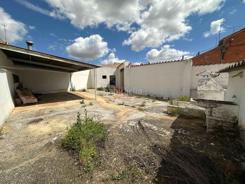 Foto 50240f24-4e76-49d4-a98c-dccb38d11366. Casa  independiente en buen uso. amplio jardín. patio y aparcamiento cubierto en Casasimarro