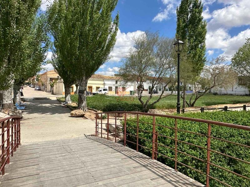 Foto 6ac101ce-63b9-4c17-94dd-6fd5d60c5ccd. Casa  independiente en buen uso. amplio jardín. patio y aparcamiento cubierto en Casasimarro