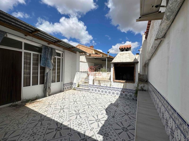 Foto acca8b5f-af94-4276-9385-b9d696b04bbb. Casa  independiente en buen uso. amplio jardín. patio y aparcamiento cubierto en Casasimarro
