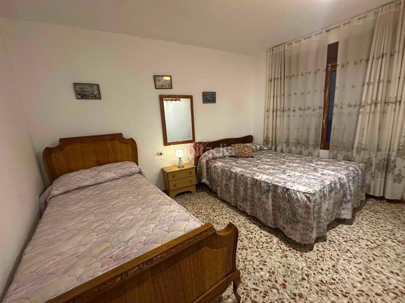 Foto b033a45d-3e5d-4723-a176-2fcdb2567d1f. Casa  independiente en buen uso. amplio jardín. patio y aparcamiento cubierto en Casasimarro