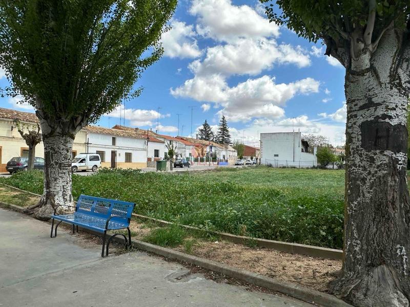 Foto ea4210c7-3c0c-4177-ad51-83d3d5941af9. Casa  independiente en buen uso. amplio jardín. patio y aparcamiento cubierto en Casasimarro