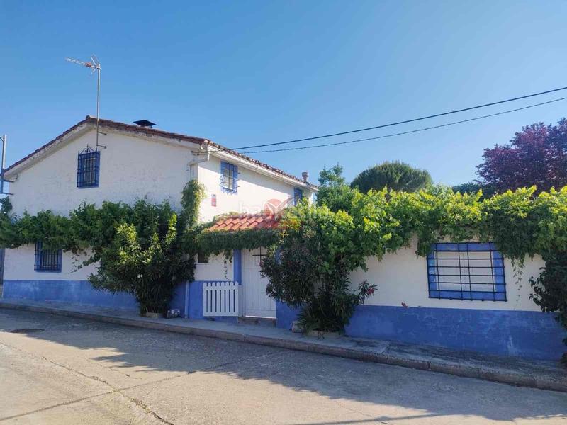 Foto 93da6fb6-b345-4241-ae5d-4bed8d0199b0. Casa  con patio en muy buen estado perfecta para vacaciones o segunda residencia en Torrejoncillo del Rey