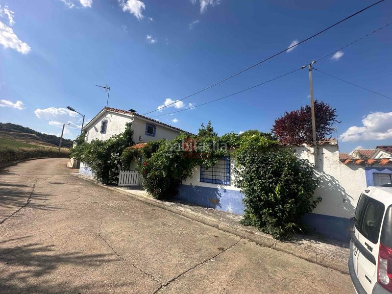 Foto c653bdd3-c6c7-4b78-9d09-f5fda99c6b4b. Casa  con patio en muy buen estado perfecta para vacaciones o segunda residencia en Torrejoncillo del Rey