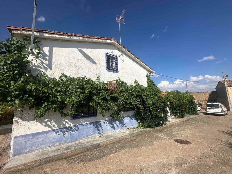Foto dc7bed05-c638-404a-a7fa-c3dbb7ba7e33. Casa  con patio en muy buen estado perfecta para vacaciones o segunda residencia en Torrejoncillo del Rey