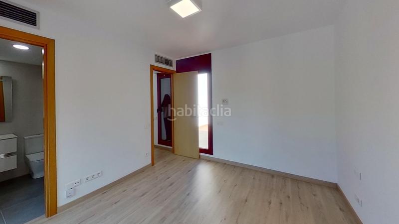 Foto 0c77082e-e43f-47f5-9614-0cf74c5a8c11. Casa adossada amb calefacció aparcament a La Pineda Castelldefels