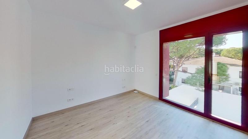 Foto 2c4801e7-6d70-413c-bcaf-e6ee4db06645. Casa adossada amb calefacció aparcament a La Pineda Castelldefels