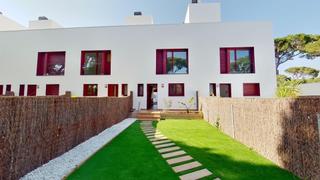 Maison jumelée à La Pineda. Casa adosada independiente en venta calle 15 7