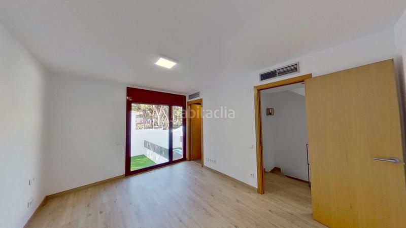 Foto 6a4b4296-a717-4746-8971-bb4185419e26. Casa adossada amb calefacció aparcament a La Pineda Castelldefels