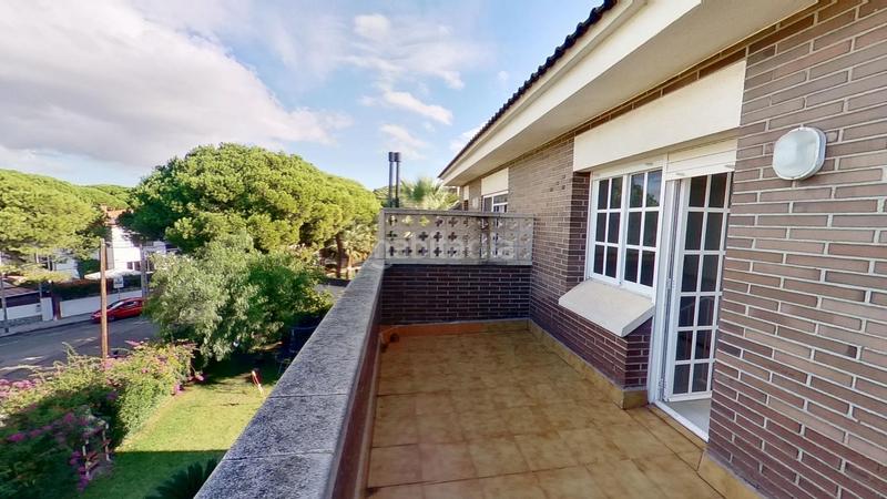 Foto bb1a3b8d-2689-4aed-b05c-26cda84d5b34. Casa a schiera con riscaldamento parcheggio piscina in Castelldefels