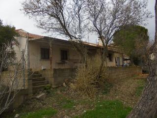 Xalet a Novales. Parcela con varias edificaciones en nohales, vivienda y almacene