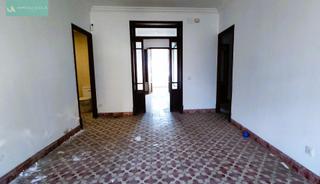 Chalet in Lloseta. Bajos con garaje y piso