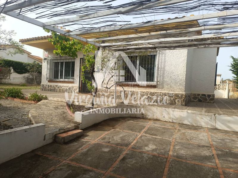 Foto f08934cb-f05c-42ea-b32f-4b4e98d3b85f. Lloguer xalet amb aparcament a Benajarafe