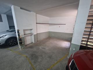 Aparcament cotxe  Carrer de llinars. Parking para coche mediano con fácil acceso.