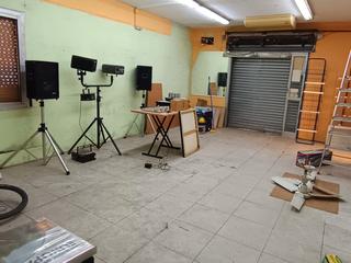 Local commercial à Vinyets-Molí Vell. Bajos junto a plaza cataluña