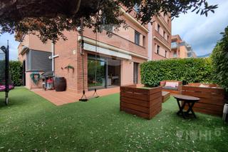 Duplex  Carrer can gaietà. Gran planta baixa dúplex amb jardí i piscina comunitària al cost