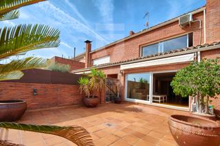 Casa adossada  Carrer de les aigües. Xalet adossat amb vistes al mar i a la muntanya – carrer de les