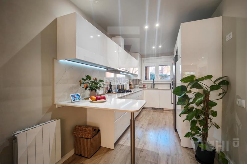 Foto 13b89304-beca-4a66-ba83-20bee050bff5. Semi detached house with fireplace heating parking in Tiana