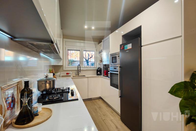 Foto 26eb71d4-c941-4b33-b0a2-4cd9bbbd8dd9. Semi detached house with fireplace heating parking in Tiana