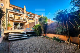 Reihenhaus in Tiana. Casa adossada a plaça jordana, tiana