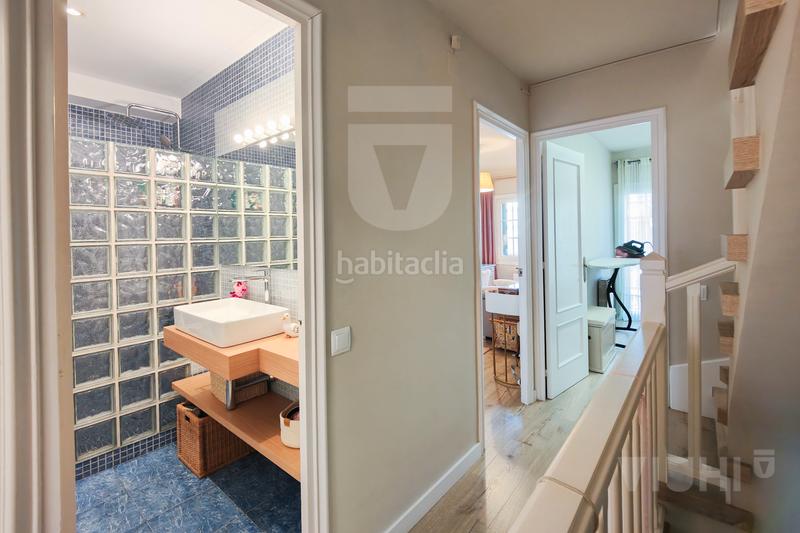 Foto aa8c7f21-75de-4e72-8162-f12c5cff8efb. Semi detached house with fireplace heating parking in Tiana