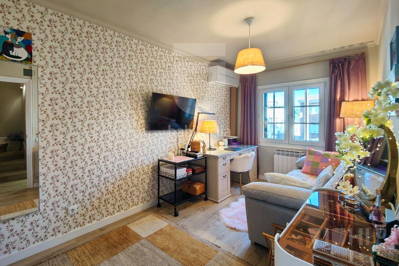 Foto bccbb607-4c53-44e8-9242-d00f8c6c5bcb. Semi detached house with fireplace heating parking in Tiana