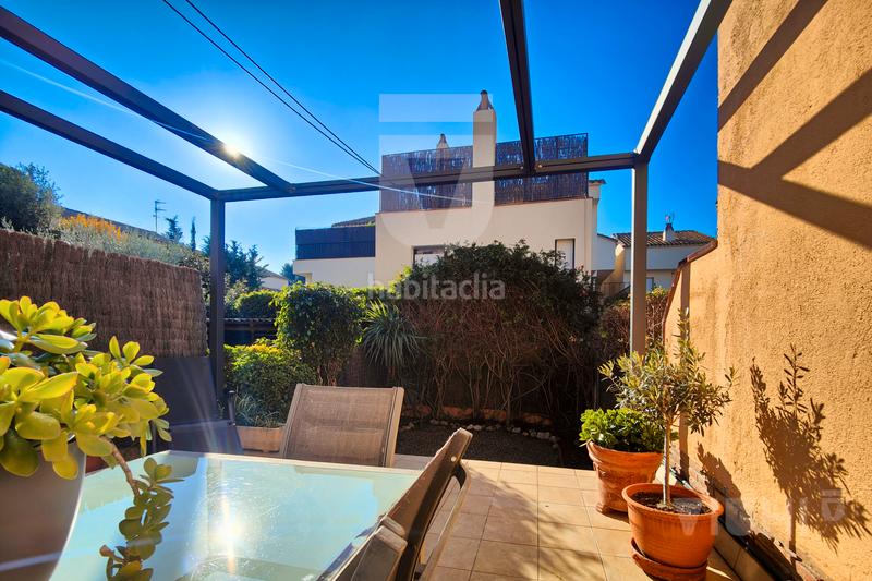 Foto f17bc1ae-ced4-49b0-90e3-2529b4c8f33e. Semi detached house with fireplace heating parking in Tiana