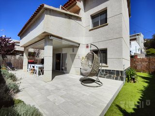 Casa  Carrer de santa madrona. Casa a quatre vents amb vistes al mar a zona residencial del mas
