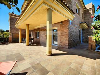 Casa  Pla�a vista alegre. Casa a quatre vents amb vistes al mar a premi� de dalt