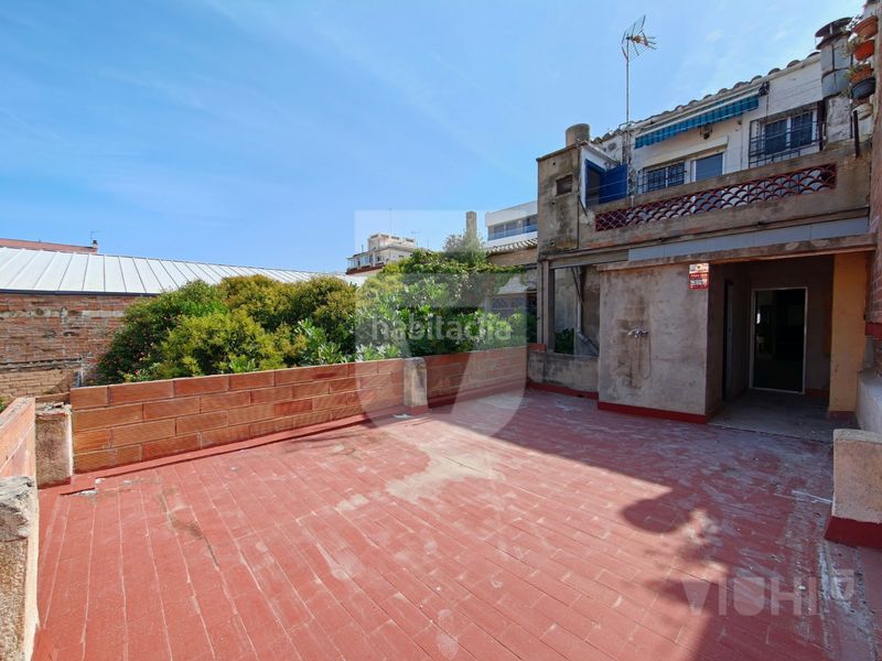 Foto ea050301-7aaf-45a6-b02f-f3f3952a9ad6. Edifici a Montgat