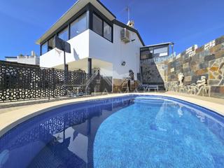 Casa  N/a. Villa exótica un refugio moderno con vistas sublimes en nerja